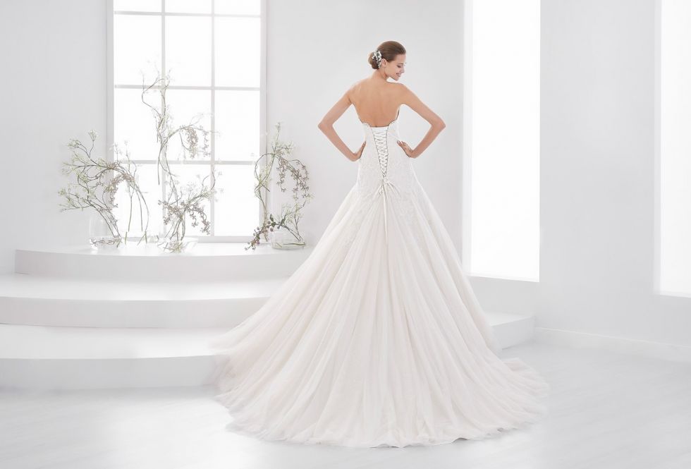 Robe de mariée évasée en dentelle près d'Aix en Provence